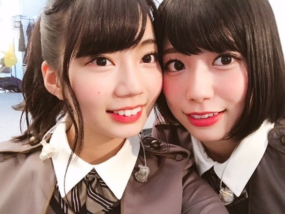 イチャつく高本彩花と東村芽依