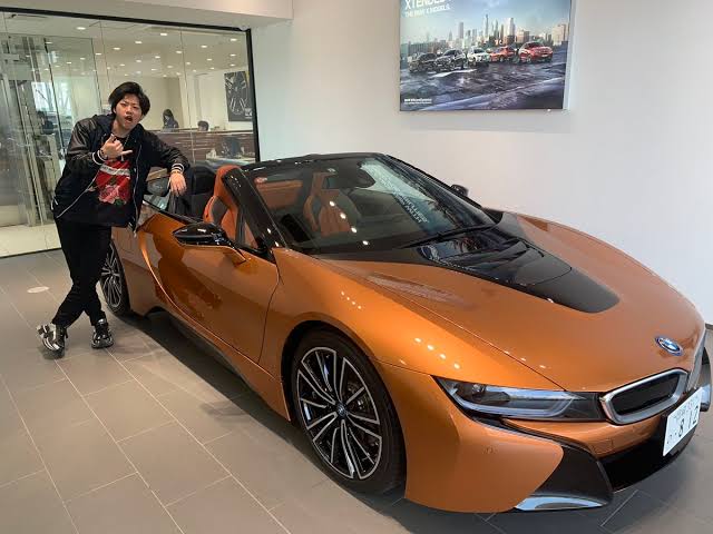 愛車は「BMW・i8ロードスター」