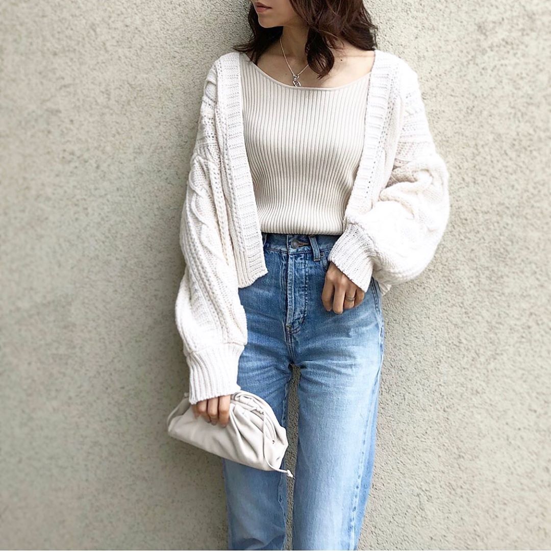 akko on Instagram: “﻿ ﻿ white×denim﻿ ﻿ ﻿ ﻿ プチプラなのに高見えな﻿ ショートカーディガンにゆるデニム﻿ ﻿ 今年はコートの出番が少ない。。﻿ ﻿ ﻿ ﻿ cardigan @fifth_store #fifth#fifthtl ﻿ bag / bottegaveneta﻿…”