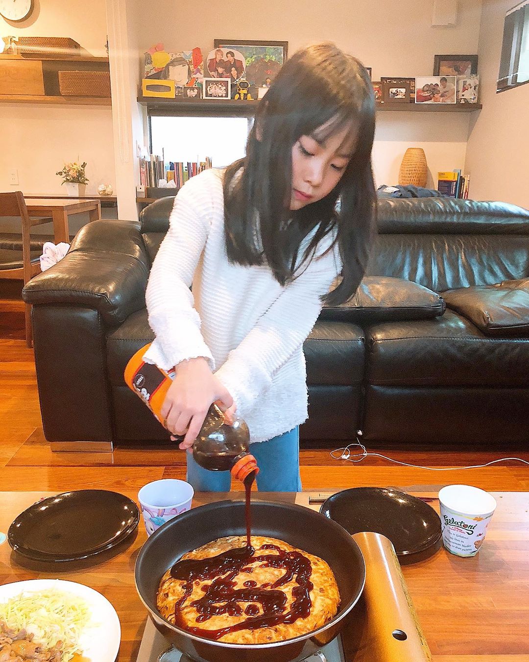 みきママ（藤原美樹） on Instagram: “【お昼はフライパンでお好み焼きです！！】 ﻿ ﻿ ﻿ ﻿ ﻿ 1枚ずつ焼くのは面倒臭いので4人前まとめてお好み焼きにしちゃおう‼️﻿ ﻿ ﻿ ﻿ ﻿ ﻿ ﻿ ﻿ 杏ちゃん「ソースかけたい。」ってさ。ソースやマヨネーズをかけてくれました