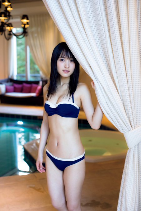 菅井友香はスタイル抜群の水着姿を披露している