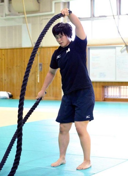 黙々とロープを使った筋肉トレーニングに打ち込む浜田尚里さん