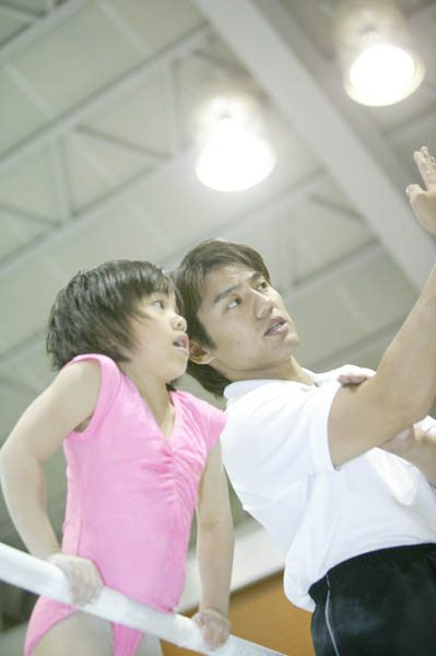 池谷幸雄さんから体操を学ぶ村上茉愛さん