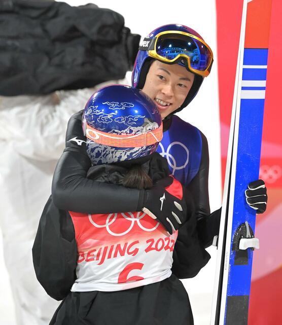 高梨沙羅を優しくハグした小林陵侑