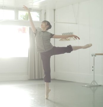 岡本姫奈の美脚はバレエで作られた？