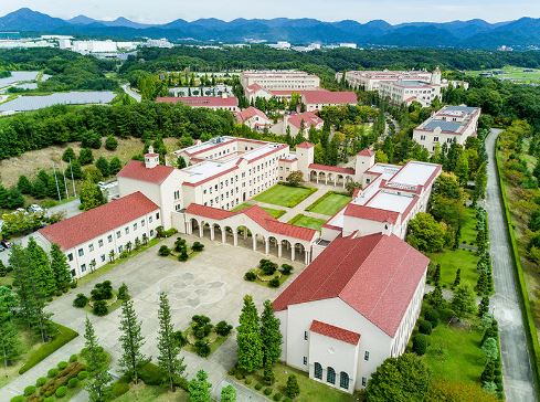 出身大学は関西学院大学総合政策学部