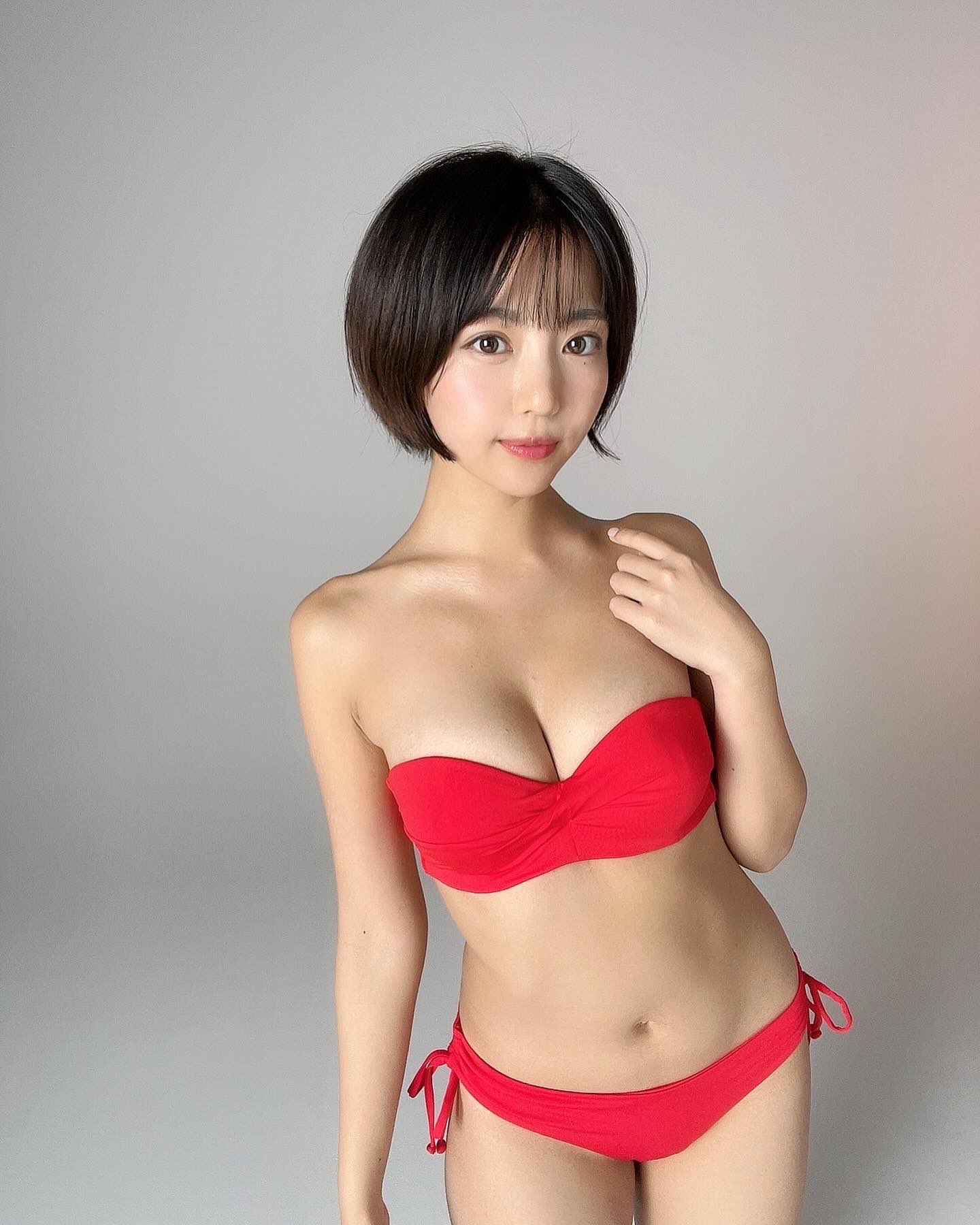 佐々木萌香が撮影会や写真集で見せた水着姿⑨