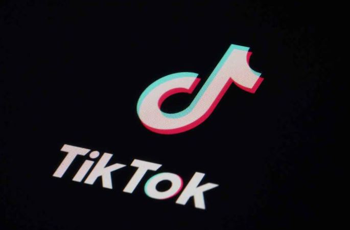 TikTokで歌っている娘達を携帯で撮る母親