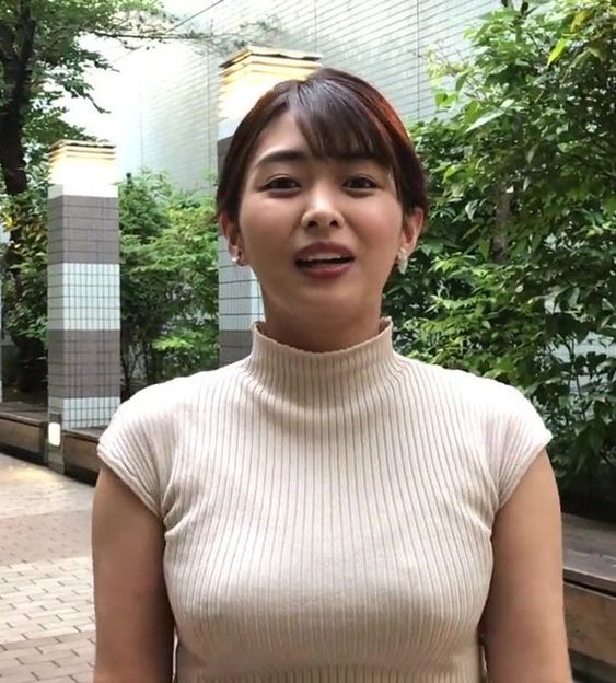 高安奈緒子のニット姿④