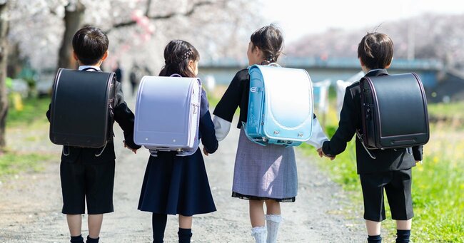 小学校は不明