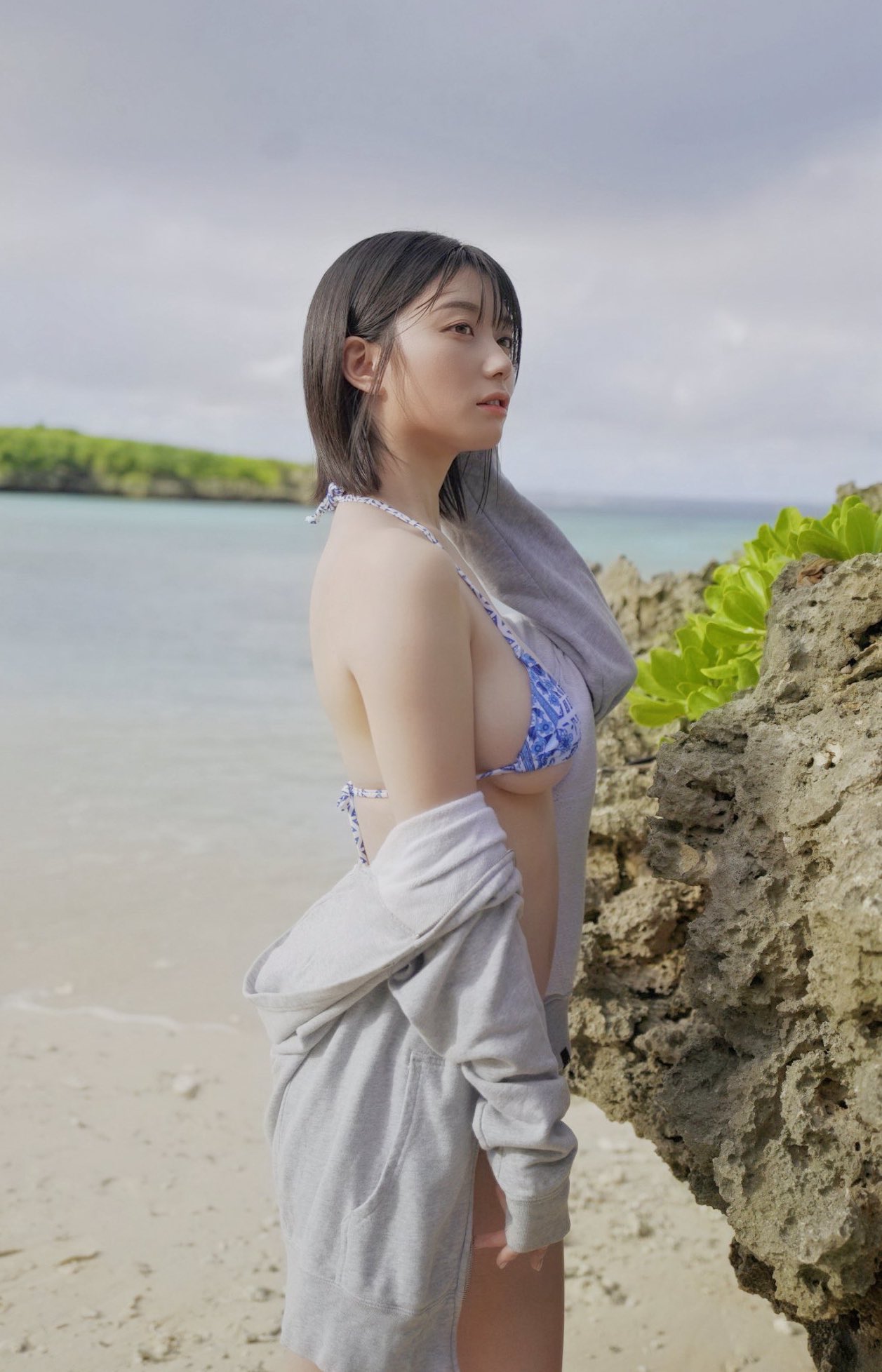 瀬戸環奈が写真集で見せた水着・ランジェリー姿⑤