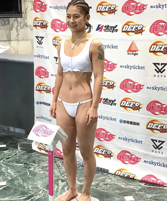 ケイト・ロータスの水着姿①