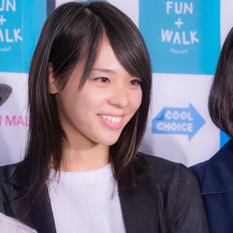 前髪で眉上のほくろを隠していることも